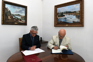 Porozumienie podpisują Ignacy Góra, Prezes Urzędu Transportu Kolejowego oraz prof. Jan Kazior, Rektor Politechniki Krakowskiej (fot. Jan Zych)