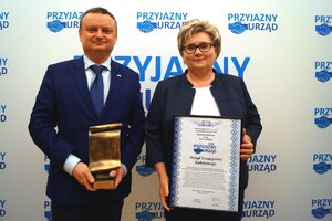 Dyrektor Generalna UTK, Małgorzata Kalata oraz Dyrektor BDG Krzysztof Kulka z nagrodami