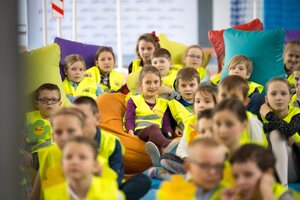 Dzieci z zainteresowaniem uczestniczą w lekcji Kampanii Kolejowe ABC