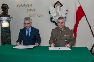 Porozumienie podpisali dr inż. Ignacy Góra oraz gen. bryg. dr hab. inż. Tadeusz Szczurek, prof. WAT