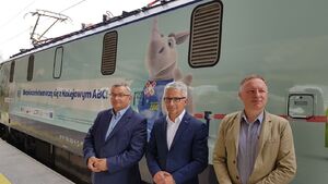 Andrzej Adamczyk, Minister Infrastruktury; Ignacy Góra, Prezes UTK; Marek Chraniuk, Prezes PKP Intercity na tle lokomotywy Kolejowego ABC