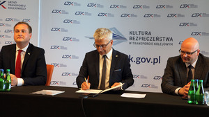 Prezes UTK, dr inż Ignacy Góra podpisuje certyfikat potwierdzający przystąpienie do Deklaracji