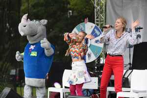 Rogatek - bohater Kampanii Kolejowe ABC zabawiał dzieci ze sceny w parku w Łazienkach Królewskich w Warszawie