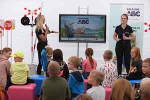 Dzieci uczestniczące w zajęciach edukacyjnych w ramach Kampanii Kolejowe ABC na ekranie monitora wyświetlana jest prezentacja