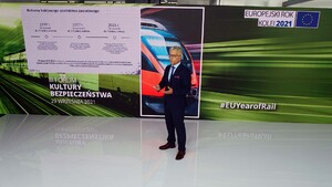 dr inż. Ignacy Góra, Prezes Urzędu Transportu Kolejowego omawiający prezentację