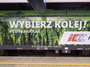 Zdjęcie części lokomotyw z napisem Wybierz Kolej #EUYearofRail  oraz logo ICC
