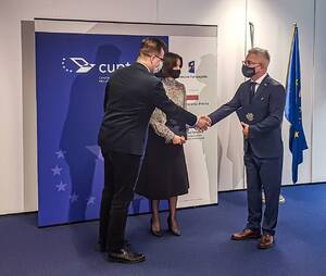 Minister Andrzej Bittel gratuluje Prezesowi UTK podpisanej umowy na dofinansowanie
