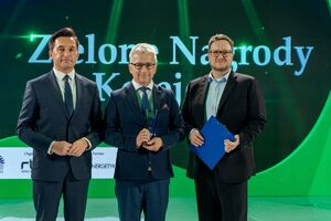 Prezes UTK Ignacy Góra odbierający nagrodę specjalną za organizację obchodów Europejskiego Roku Kolei w Polsce