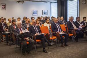 Widok sali  z osobami wygłaszającymi swoje prezentacje na której odbyła się V Ogólnopolska Konferencja Naukowo - Techniczna