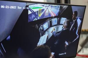 Monitor znajdujący się w pomieszczeniu do obsługi symulatora, a na nim wyświetlany obraz z kabiny symulatora kolejowego
