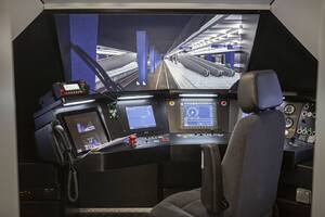 Monitory znajdujące się w pomieszczeniu do obsługi symulatora, a na nich wyświetlany obraz z kabiny symulatora kolejowego