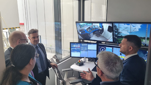 Po lewej stronie Robert Nowak Radca oraz Josef Doppelbauer, Dyrektor Wykonawczy Agencji Kolejowej Unii Europejskiej po prawej stronie dr inż Ignacy Góra. Na wprost ich stoją monitory na których wyświetlane są informacje z symulatorów jazdy pociągiem.