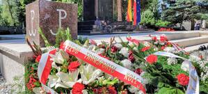 Na zdjęciu wiązanka biało czerwonych kwiatów złożona przy Pomniku Gloria Victis na Cmentarzu Wojskowym na Powązkach  Wiązanka jest z biało czerwona wstążką z złotym napisem Urząd Transportu Kolejowego.